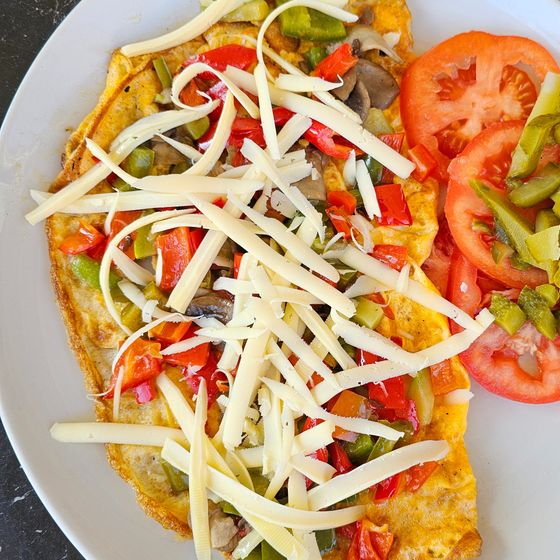 Omelette (vegetables, cheese, tomato)